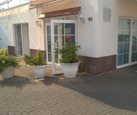 51381Leverkusen Ferienwo - Monteurwo - Bungalow - 6 Pers. - drei Zim je 2 Betten - löffelfertig -Zur Sonnenblume